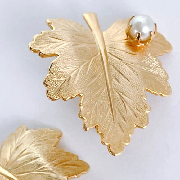 Vintage Signed Sarah Coventry 1960s Earrings Gold Tone Leaf Faux Pearl Clip On - Picture 2 of 12